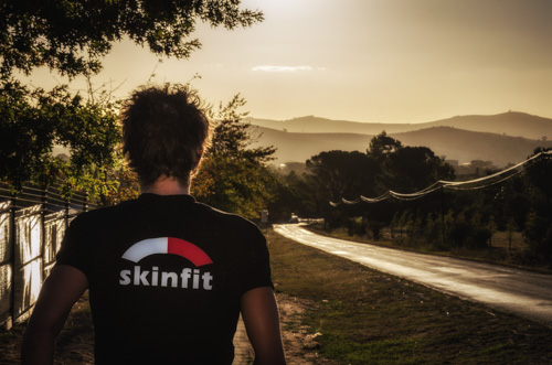 Boris Stein läuft in den Sonnenuntergang von Stellenbosch